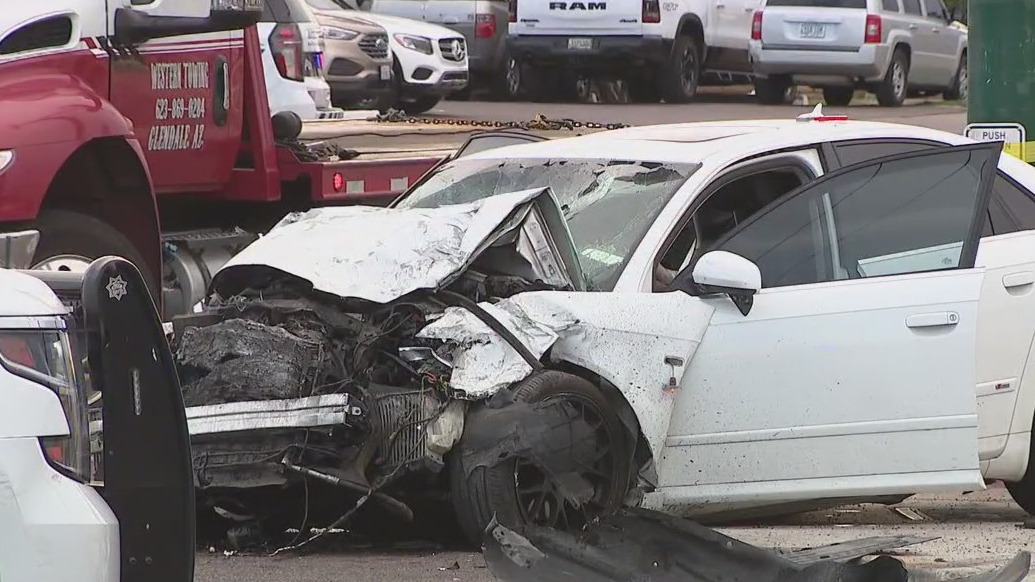 4 women, child hurt in Phoenix crash